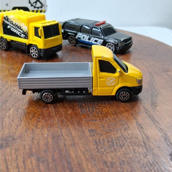 Maisto Diecast 8 Piece Car & Truck Lot Garbage Pickup Trucks - Picture 2 of 16